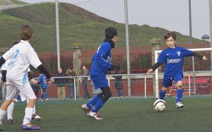 Ni&ntilde;os del Oza juvenil y el Atl&eacute;tico Os Castros, durante un partido en los campos de la Torre de H&eacute;rcules.