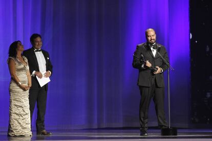 El director colombiano Ciro Guerra recibe el Premio Platino a mejor director por la película El Abrazo de la Serpiente.