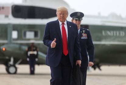 El presidente Donald Trump toma un avión el jueves en Washington.