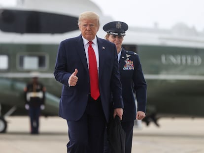 El presidente Donald Trump toma un avión el jueves en Washington.