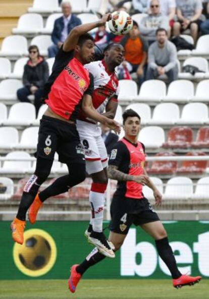 Manucho disputa el balón con Mauro Dos Santos