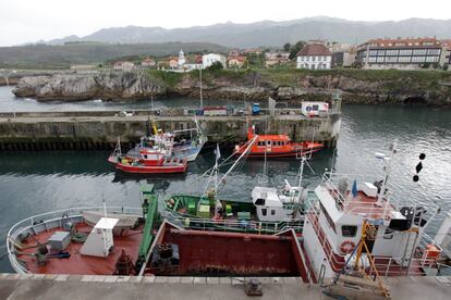 Varios barcos permanecen atracados en el puerto de Llanes. Los vecinos se quejan de que hubo personas que, antes de la cuarentena forzosa, recalaron en sus segundas residencias. La decisión fue aislarlos para prevenir contagios en la localidad, de 13.600 habitantes, y con escasa incidencia de la enfermedad.