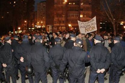 Residentes del distrito de Fuencarral-El Pardo, cercados por <i>antidisturbios</i> del Cuerpo Nacional de Policía.