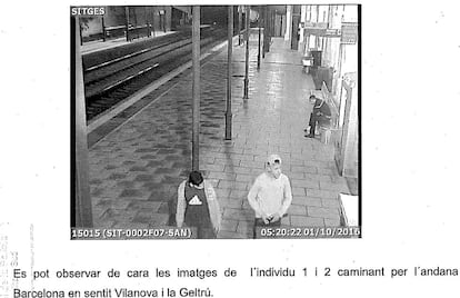 Los dos agresores captados por la cámara de la estación de Sitges.