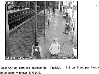 Los dos agresores captados por la cámara de la estación de Sitges.