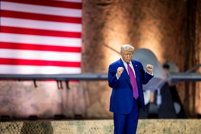 Donald Trump se dirige al personal militar en la base aérea de Al Udeid, este jueves en Doha, Catar.