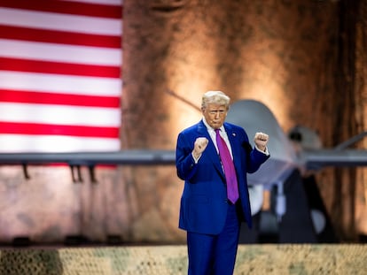 Donald Trump se dirige al personal militar en la base aérea de Al Udeid, este jueves en Doha, Catar.