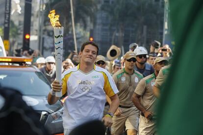 Marcos Vinícius, atleta de arco e flecha, sustenta a tocha durante a passagem dela pelo Parque do Ipiranga. A chama chegou a São Paulo depois de 82 dias de viagem pelo país. 