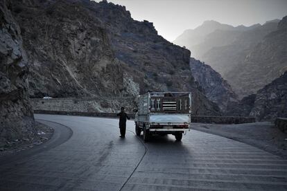 Un niño pide a los conductores que transcurren por la carretera que lleva de Jalalabad, en la provincia de Nangargar, hacia Kabul, el 18 de septiembre.