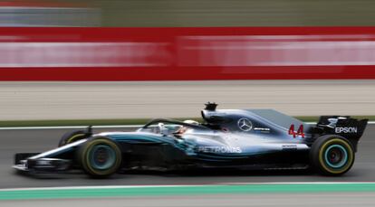 El piloto británico Lewis Hamilton, durante una de las vueltas en el circuito de Montmeló (Barcelona), el 13 de mayo de 2018.