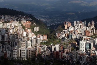 Vista panorámica del Norte de Quito al fin de las jornada de elecciones en Ecuador.