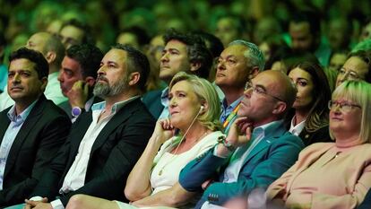 Santiago Abascal y Marine Le Pen, líderes de Vox y Reagrupamiento Nacional, respectivamente, sentados juntos durante la convención Viva 24, celebrada en mayo en Madrid.