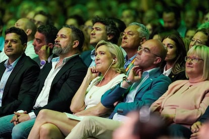 El líder del partido ultraderechista español Vox, Santiago Abascal, y la presidenta del partido francés Agrupamiento Nacional (RN, por sus siglas en francés), Marine Le Pen, asisten al mitin organizado por Vox, en Madrid, en mayo de 2024.