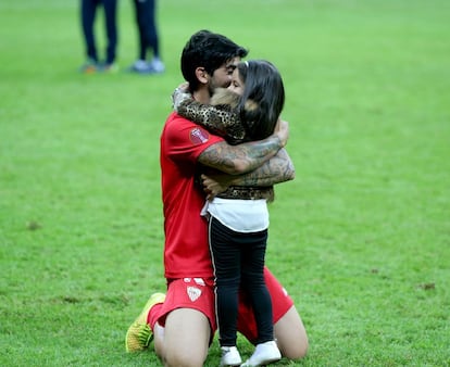 Ever Banega con su hija en el cesped del estadio de Varsovia