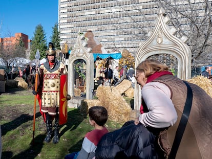 Niños interactúan con los personajes del Campamento de Reyes Magos, a 26 de diciembre de 2022, en Madrid (España). Instalado en el parque temático del Manantial de los Sueños, el campamento de Reyes Magos es un recinto de 3.500 metros cuadrados que recrea la vida de un poblado nómada bereber con 35 personales reales y con la representación de los oficios tradicionales de leñadores, herreros y panaderos que repartirán productos artesanos. El campamento permanecerá abierto hasta el 5 de enero y los niños podrán conocer en primera persona a Melchor, Gaspar y Baltasar y visitar su jaima real.
26 DICIEMBRE 2022;NAVIDAD;REYES MAGOS;OCIO;MANANTIAL DE SUEÑOS;LEGIONARIO;
Alberto Ortega / Europa Press
26/12/2022