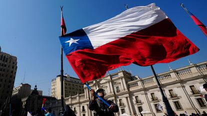 Un trabajador de Huachipato ondea una bandera chilena frente a La Moneda en protesta por el cierre de la empresa, en Santiago de Chile, el 9 de abril de 2024.