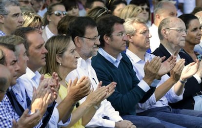 Rajoy, flanqueado por Ana Pastor y Alberto N&uacute;&ntilde;ez Feij&oacute;o, este s&aacute;bado.