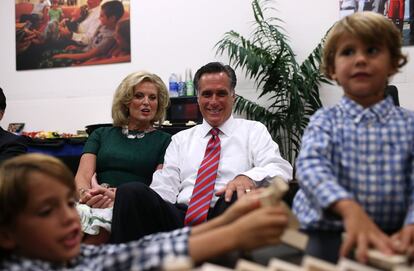 Mitt Romney, acompañado de su mujer y sus nietos, espera a que empiece el cara a cara.