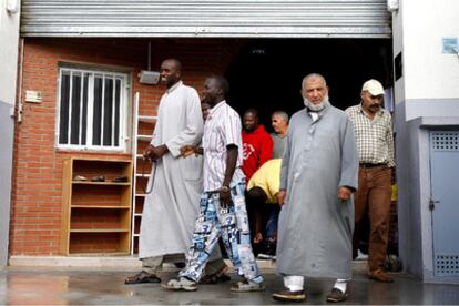Un grupo de musulmanes, ayer saliendo de la mezquita de Mataró.