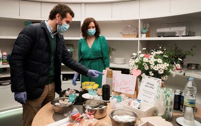 El presidente del PP, Pablo Casado, y la presidenta de la Comunidad de Madrid, Isabel Díaz Ayuso, durante una visita al Room Mate Oscar Hotel, uno de los 22 hoteles habilitados por la Comunidad de Madrid, para el descanso de profesionales sanitarios, el 25 de abril.