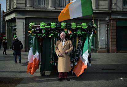 Un vendedor callejero durante la celebración de San Patricio en Dublín (Irlanda).
