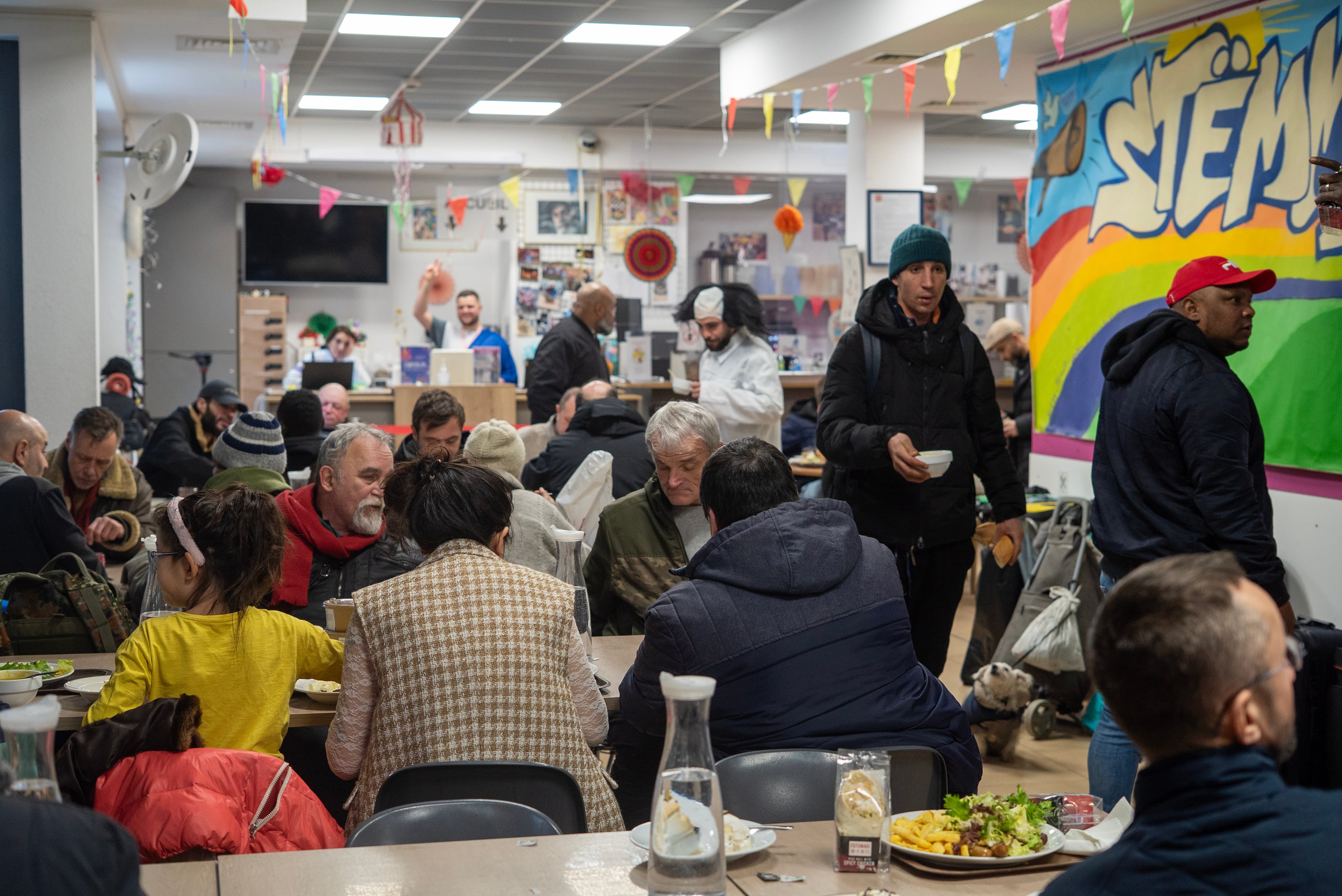 Beneficiarios de todas las edades, de media 450 personas al día, comen en las instalaciones de La voz de la calle. 
