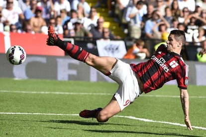 Fernando Torres controla la pelota, en un partido con el Milan.