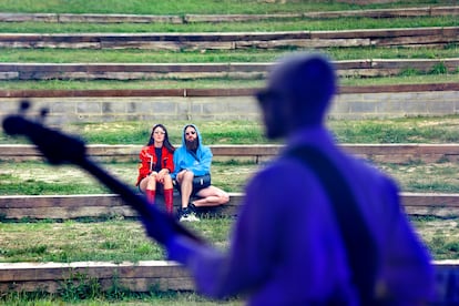 Los primeros asistentes en el festival Embassa’t, el 16 de mayo.