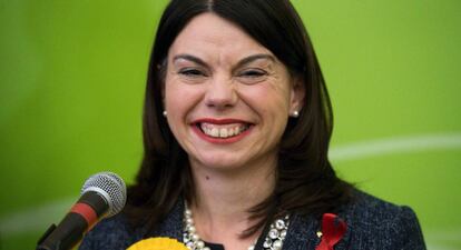 La liberaldem&oacute;crata Sarah Olney atiende a los medios tras obtener la victoria en la elecci&oacute;n parcial.