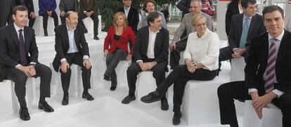 Tomás Gómez (izquierda) y Pedro Sánchez, sentados en los extremos en un acto de Alfredo Pérez Rubalcaba y Elena Valenciano en 2011.