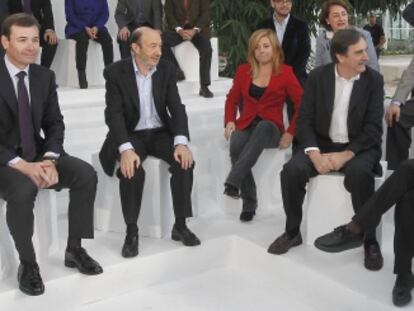 Tom&aacute;s G&oacute;mez (izquierda) y Pedro S&aacute;nchez, sentados en los extremos en un acto de Alfredo P&eacute;rez Rubalcaba y Elena Valenciano en 2011.