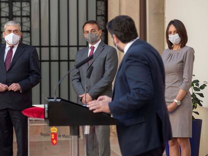 El presidente de Murcia Fernando López Miras, en el atril, y detrás desde la izquierda, Francisco Álvarez, Antonio Sánchez y Valle Miguélez, este sábado durante la toma de posesión de los nuevos consejeros.