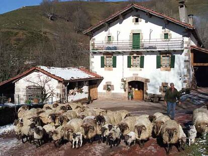 Casa rural Urruska, regentada por Fermín y su esposa Joxepi Miura, en pleno valle del Baztán en Navarra.