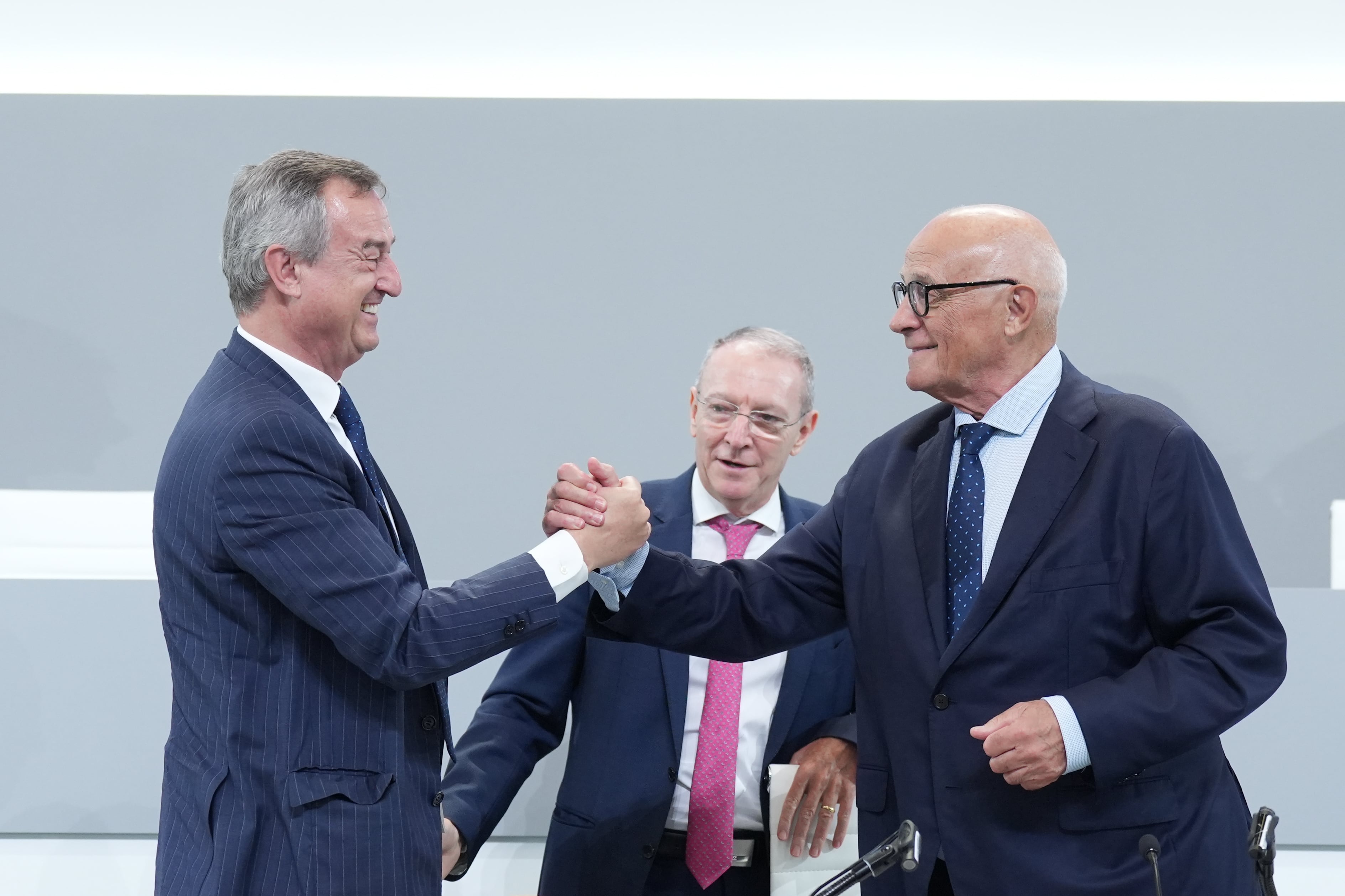 El CEO del Banco Sabadell, César González-Bueno (i), y el presidente de la entidad, Josep Oliu (c), se felicitan durante la junta general extraordinaria de accionistas celebrada este miércoles en Fira de Sabadell. 