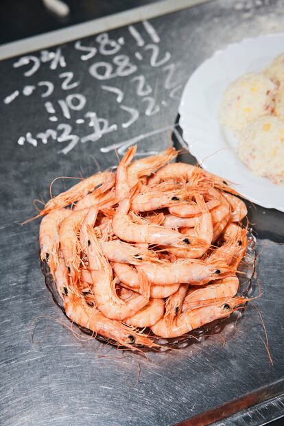 Las gambas son la seña de identidad del local. Durante décadas, Pepe se acercaba hasta Huelva para adquirirlas.