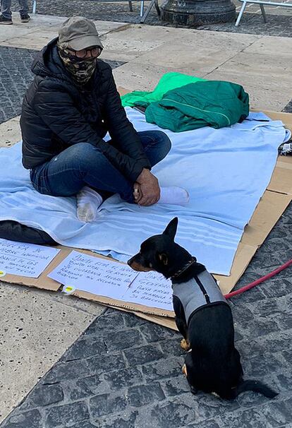 Daniel, junto a su perro Atila, ha iniciado una huelga de hambre delante de la Generalitat, donde duerme.