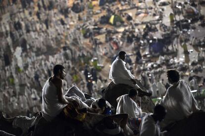 Peregrinos musulmanes congregados en el Monte Arafat donde esperan a que llegue la noche para orar y recitar el Corn, uno de los rituales de la peregrinacin a La Meca, Arabia Saud.