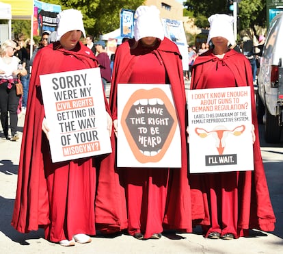 Tres mujeres en la Women’s March de 2019 en Los Ángeles.