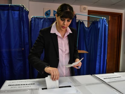 Laura Kövesi, exfiscal anticorrupción rumana, votaba en las elecciones europeas, el 26 de mayo de 2019 en Bucarest.