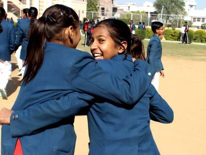 Sarah y Madhu juegan en el recreo en el Tagore International School.