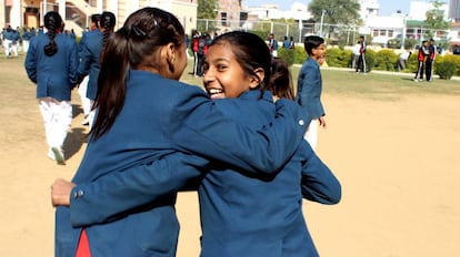 Sarah y Madhu juegan en el recreo en el Tagore International School.