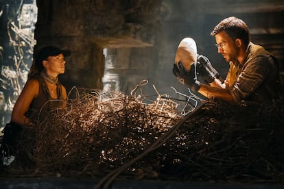 Scarlett Johansson ve Jonathan Bailey 'Jurassic World: Rebirth' filminden DNA çıkarıyor.