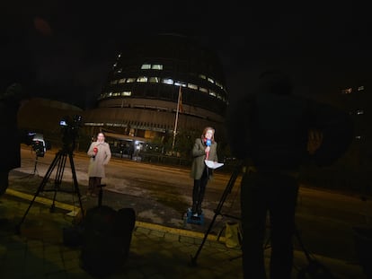 Medios de comunicación frente a la sede del Tribunal Constitucional, en Madrid.