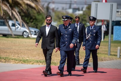 El cuerpo del expresidente fue trasladado durante la mañana de este miércoles vía aérea desde la ciudad de Valdivia, cercana al lago Ranco, hasta Santiago de Chile, donde ha sido recibido por el actual mandatario chileno, Gabriel Boric. En la imagen, Boric a su llegada al Aeropuerto de Santiago.