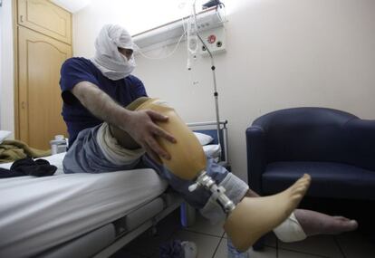 Un sirio herido en Bab Amro, en febrero, se recupera en un hospital de Trípoli (Líbano).