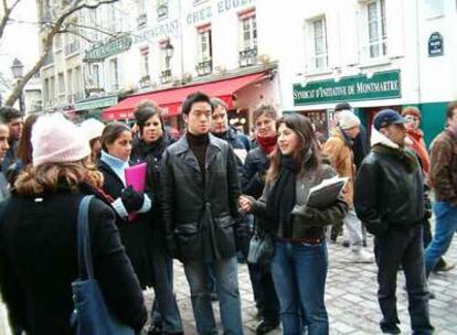 Una vecina de Montmartre, en París, ejerce de guía voluntaria del Club International para enseñar su barrio a un grupo de turistas.