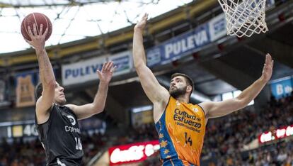 El base del Bilbao Basket, Joaquin Colóm, trata de anotar ante la defensa del montenegrino Bojan Dubljevic.