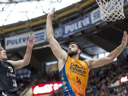 El base del Bilbao Basket, Joaquin Colóm, trata de anotar ante la defensa del montenegrino Bojan Dubljevic.