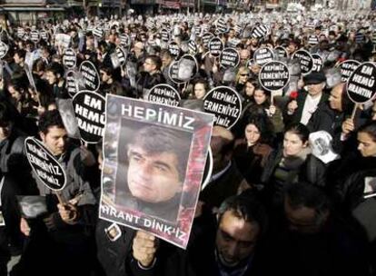 Miles de personas se han congregado en Estambul para rendir un homenaje al periodista armenio asesinado en la capital turca.