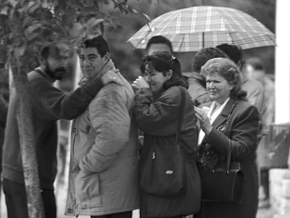 Entierro de Ana Orantes Ruiz en Granada, asesinada por su ex marido, José Parejo, que la ató a una silla y le prendio fuego, después de haberla maltratado durante 40 años. En la foto, familiares de la víctima lloran durante el traslado del féretro. 18/12/1997